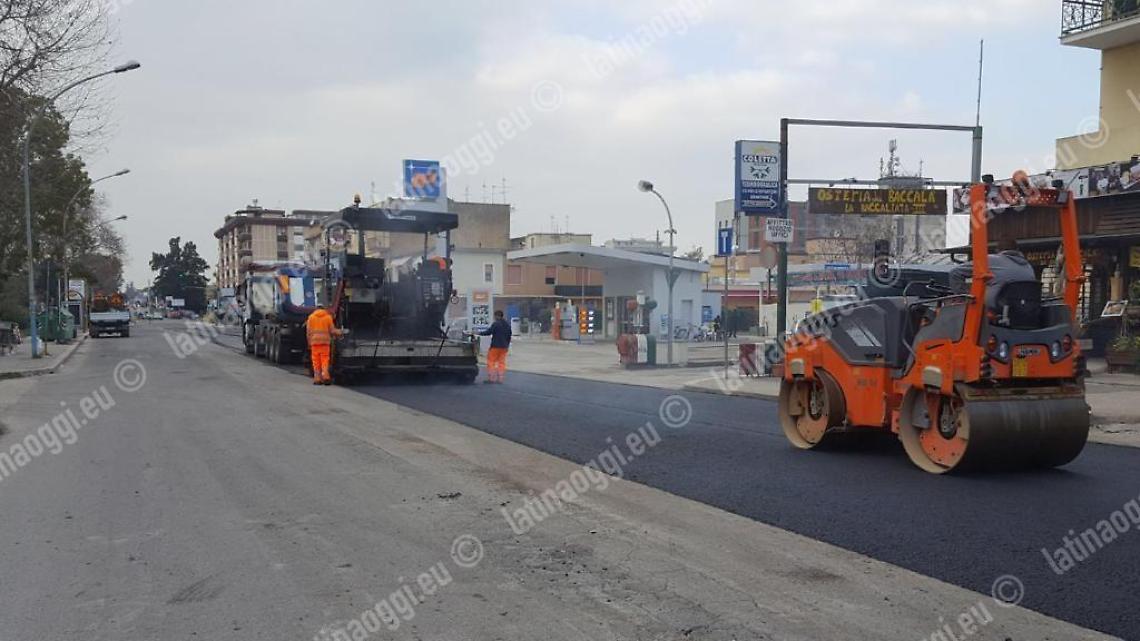 Emergenza buche, finalmente il nuovo asfalto in via Romagnoli