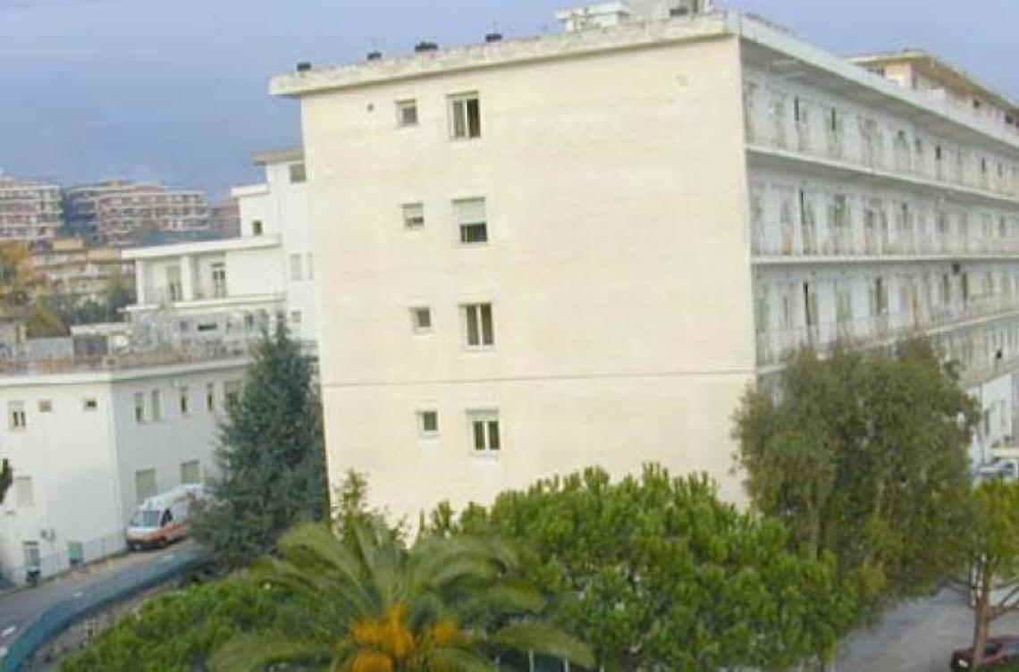 Picchia un'anziana alla fermata del bus: denunciato 51enne