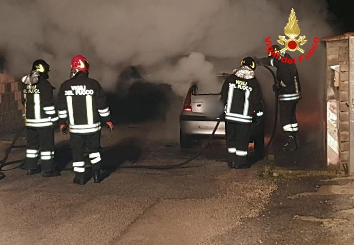 Due auto in fiamme nella notte in via Bissolati ad Aprilia