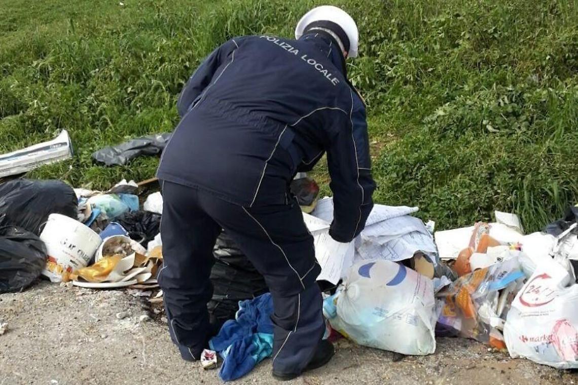 Getta ancora rifiuti e viene di nuovo ripreso dalla videocamera