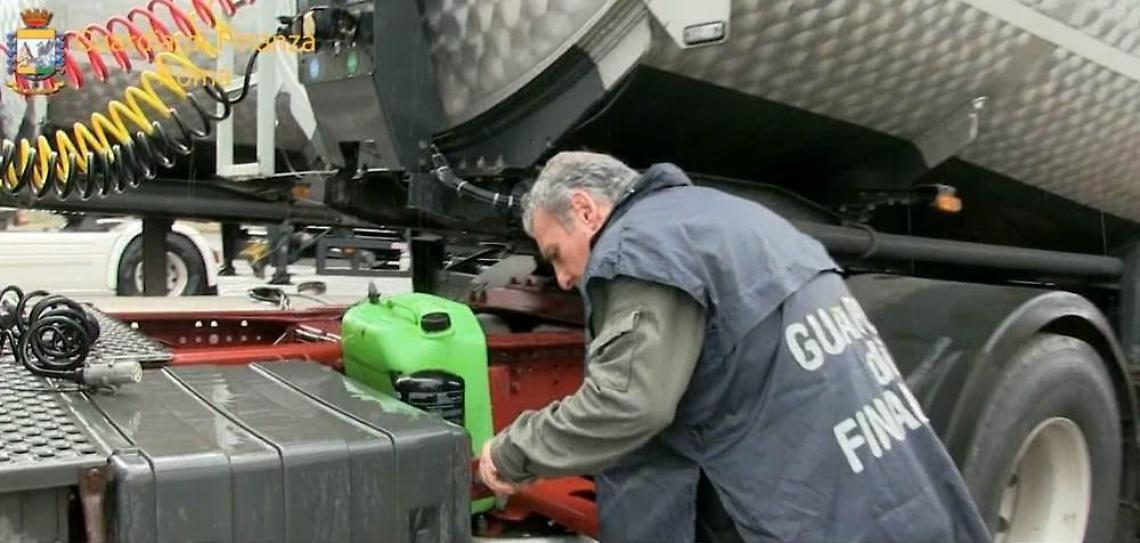 Scoperta la truffa con l'olio lubrificante: 34 indagati e maxi sequestro