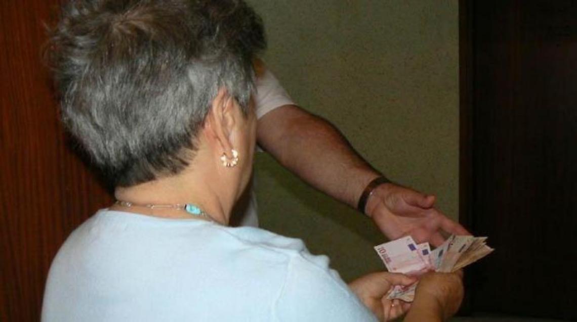 Raggirano due donne sottraendo loro oltre 100.000 euro. Due denunciati