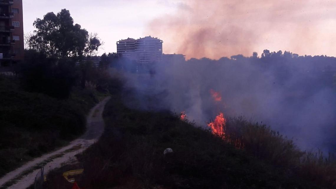 Pomezia, vasto incendio in via Fratelli Bandiera: vigili del fuoco al lavoro