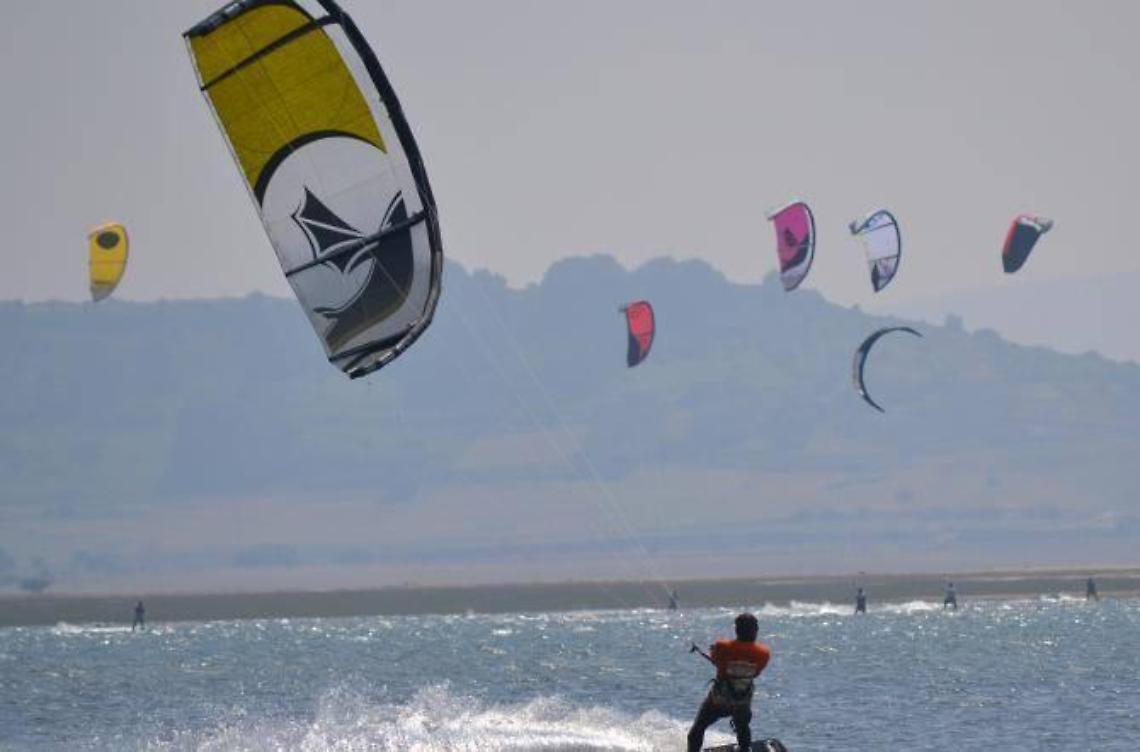Finisce in alto mare col kitesurf, interviene la capitaneria