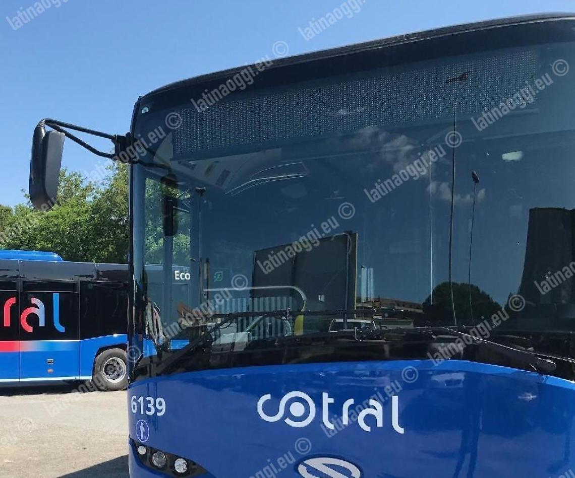 Sassi contro il bus a Campoverde, in frantumi il vetro della porta