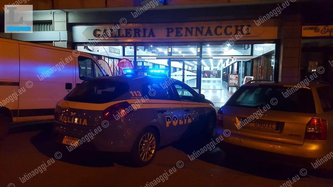 Rapinatori armati di pistole al centro scommesse della Galleria Pennacchi