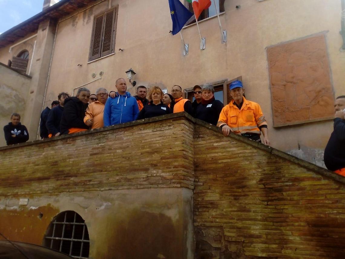 Ardea, settore rifiuti: operai in protesta. &laquo;Non abbiamo i soldi per mangiare&raquo;