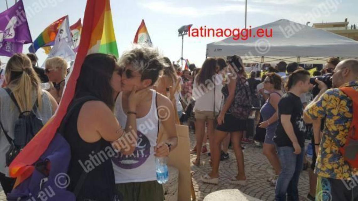L'Arcigay: "Aggressione omofoba in piazza San Marco, vittime due minori"