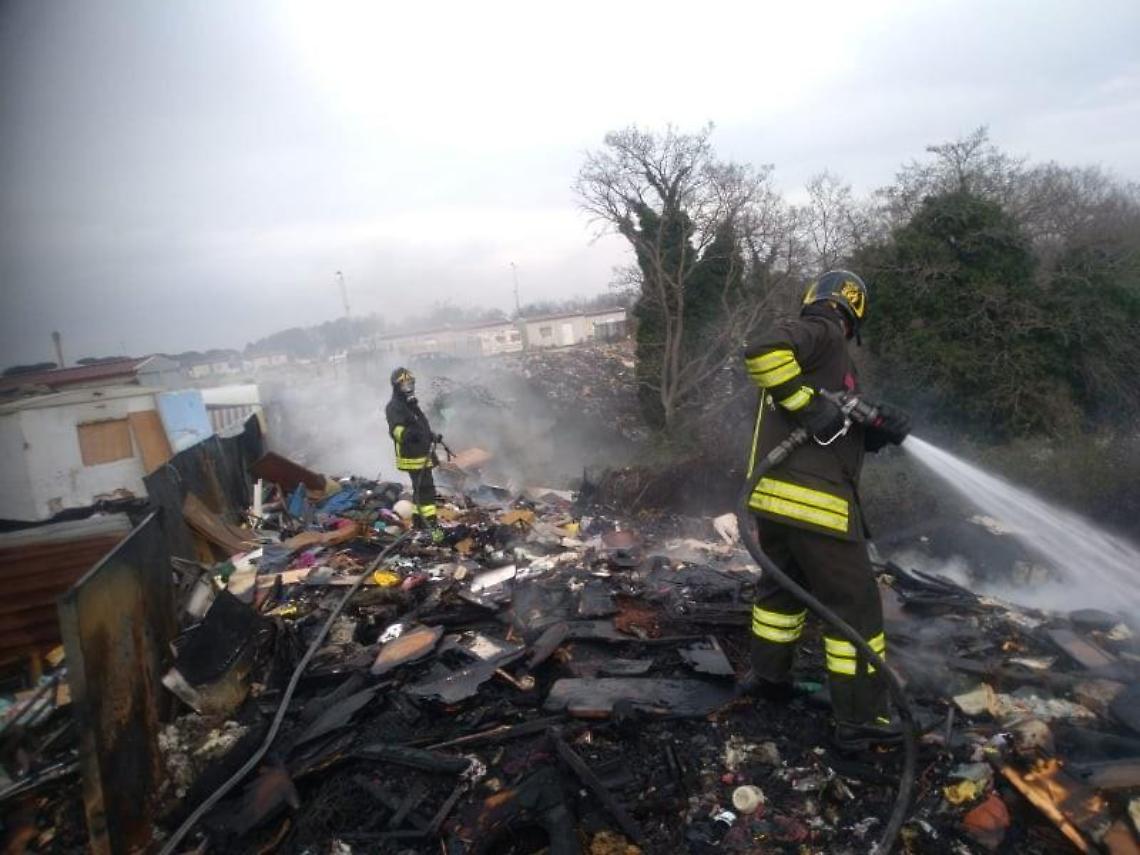 Ennesimo incendio di rifiuti nel campo rom di Castel Romano