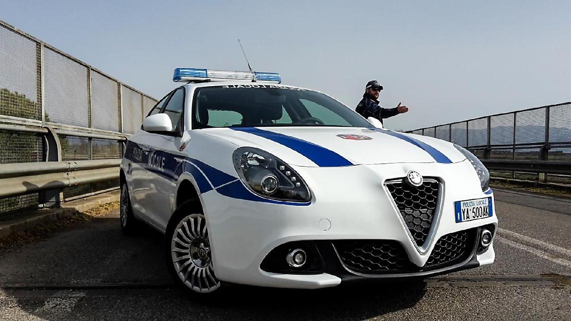 Guidava in stato di ebbrezza, senza Rca e revisione e con la patente sospesa