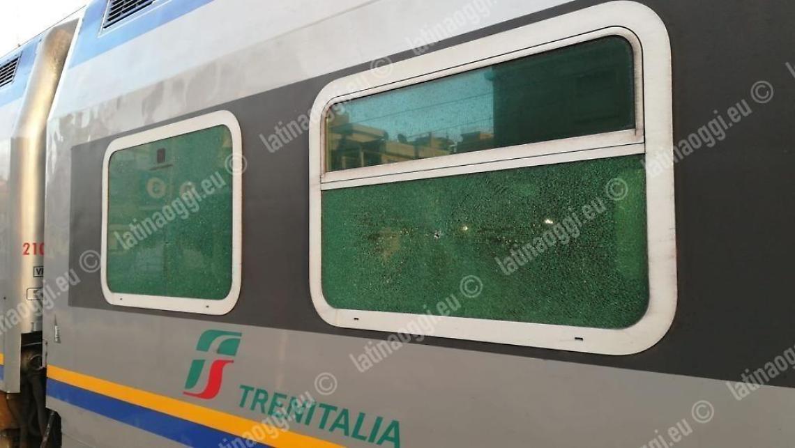 Vandali in azione alla stazione, preso di mira un treno Vivalto