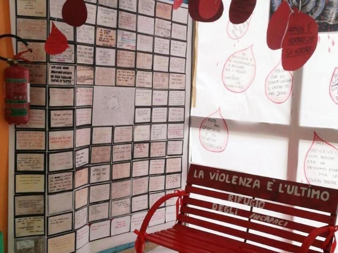 La panchina rossa del liceo Manzoni contro la violenza sulle donne