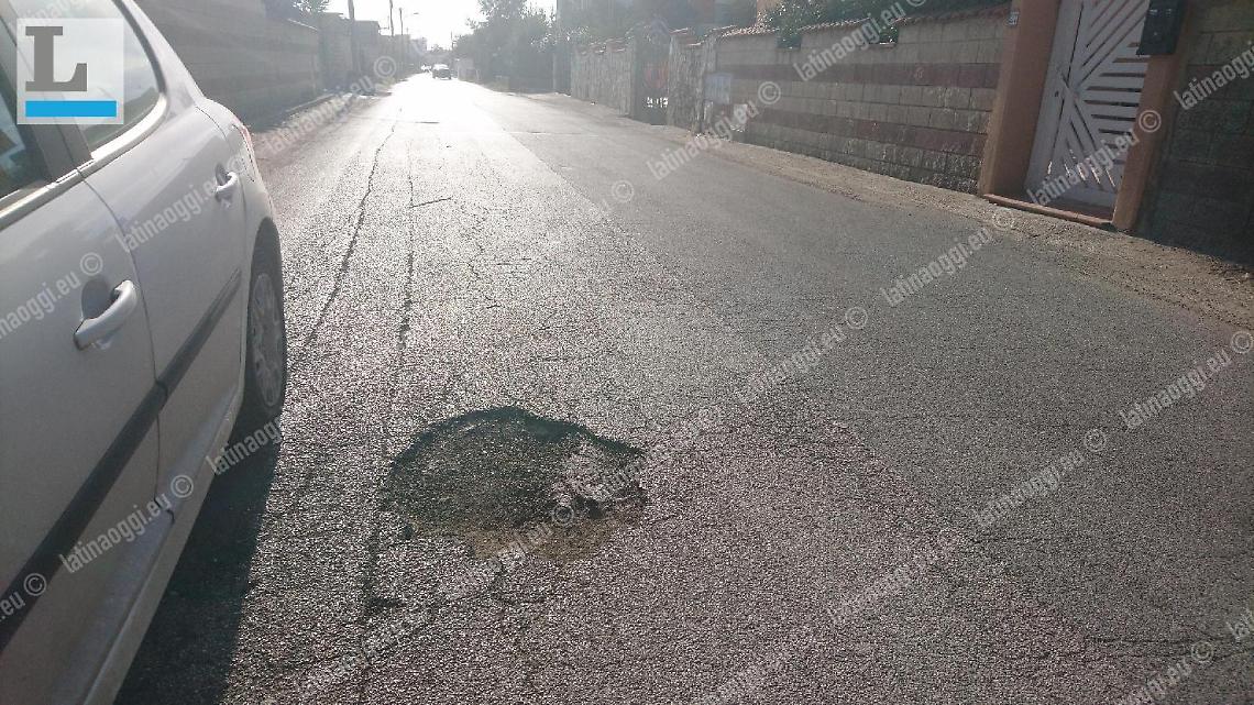 Nettuno, la foto dei lettori: grossa buca in via Padre Pio