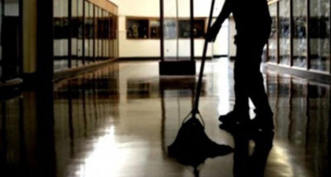 La Cgil: "Lavoratori pulizia nelle scuole senza stipendi e senza contributi"