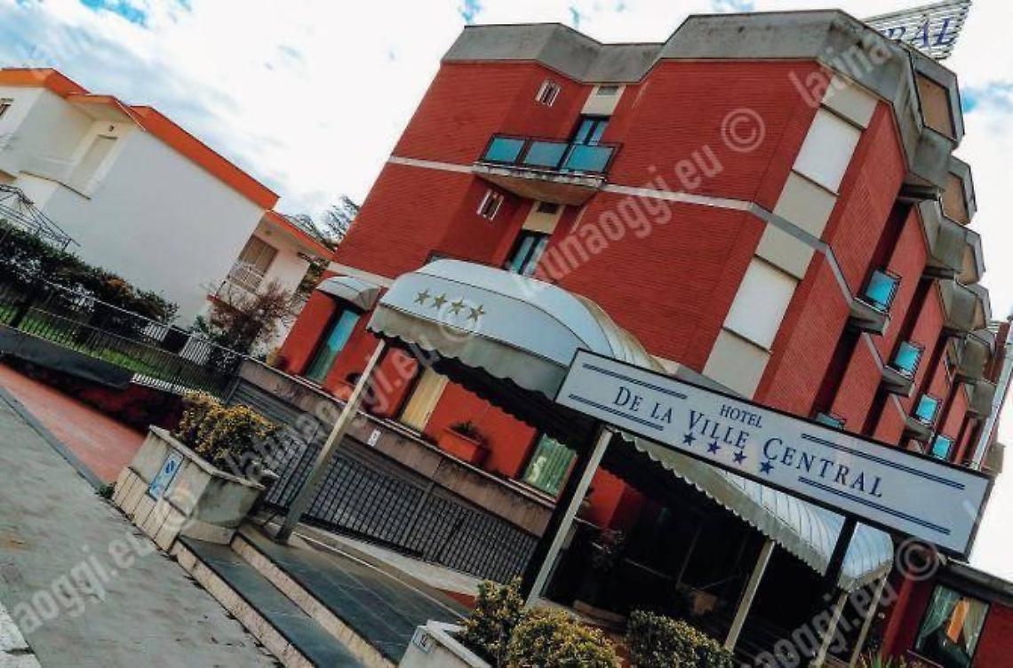 I migranti non vogliono lasciare l'albergo: tensione davanti al De La Ville