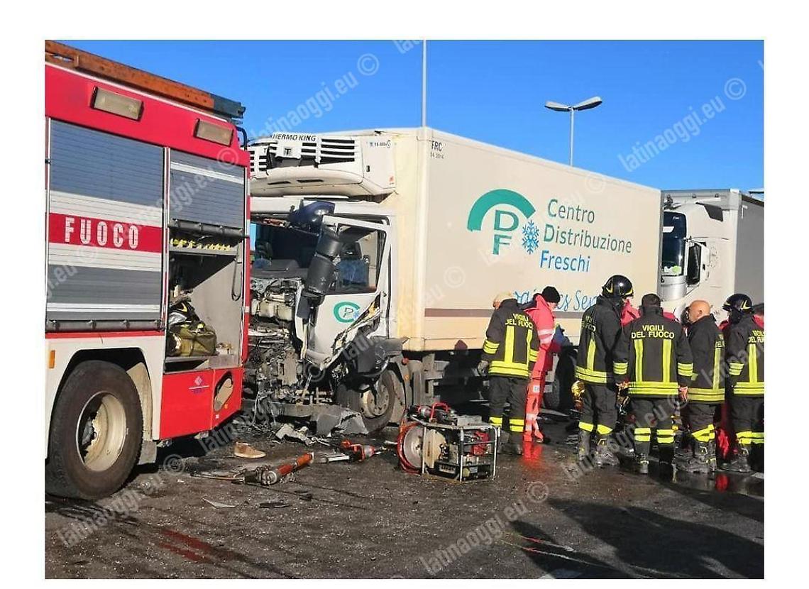 Incidente tra camion sulla Pontina, diversi feriti e traffico bloccato