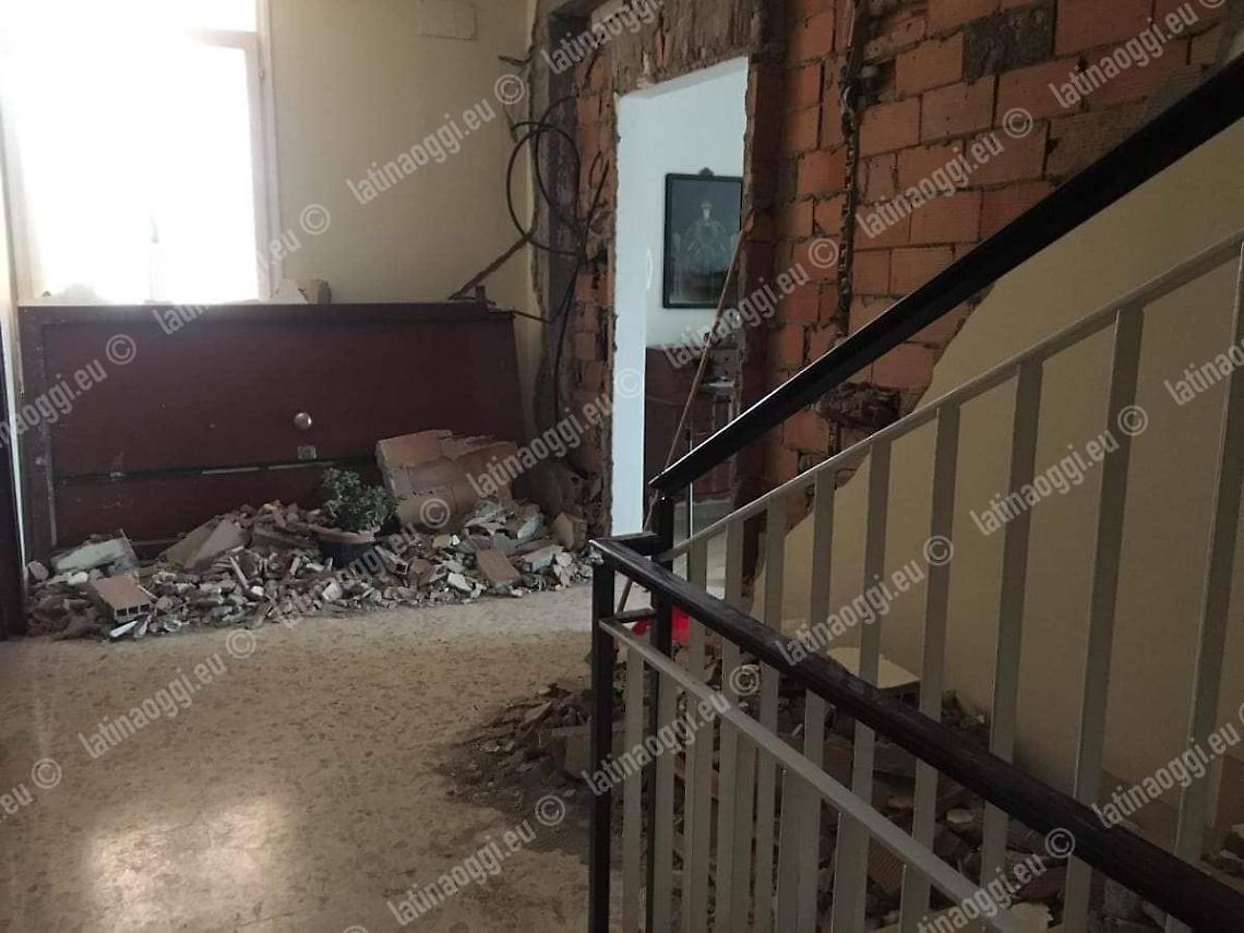 Terracina, esplosione in casa: una donna ustionata al volto