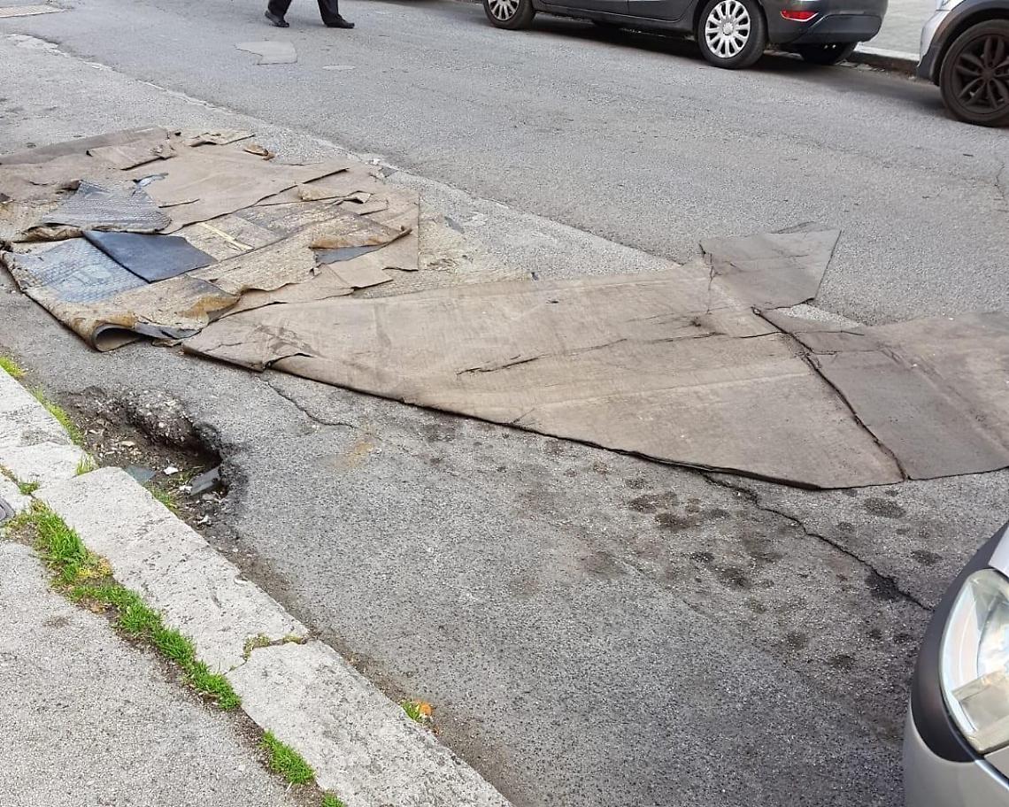Cade la guaina dal tetto del palazzo,  in strada da due giorni