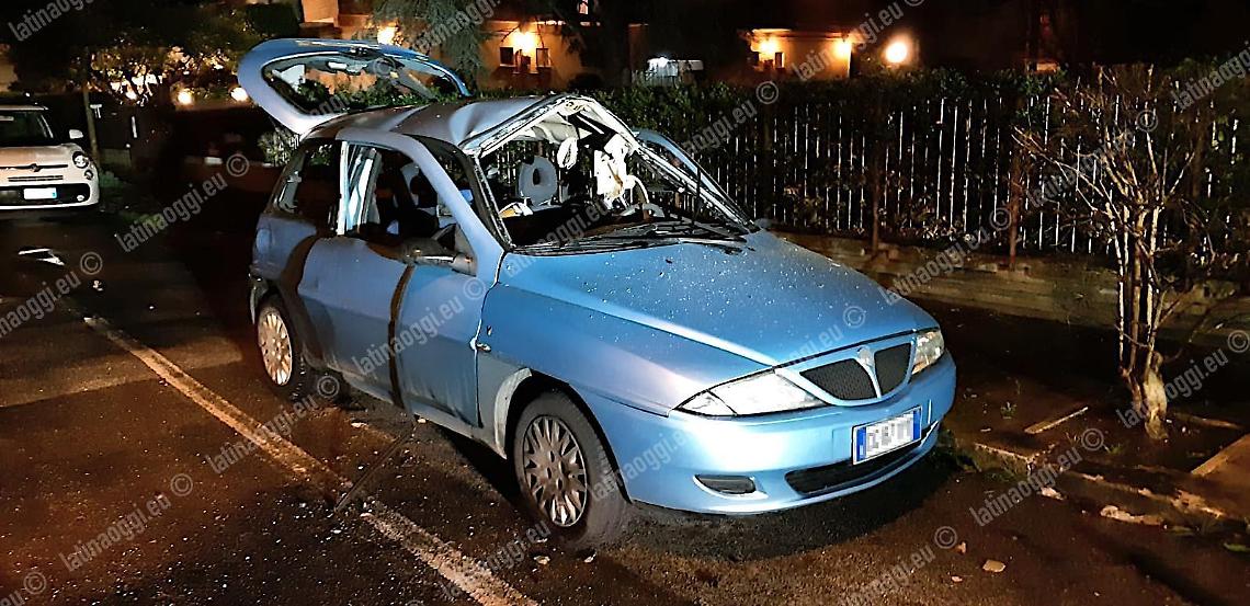 Esplode una bomba e distrugge l'auto di un fioraio, intimidazione a Latina