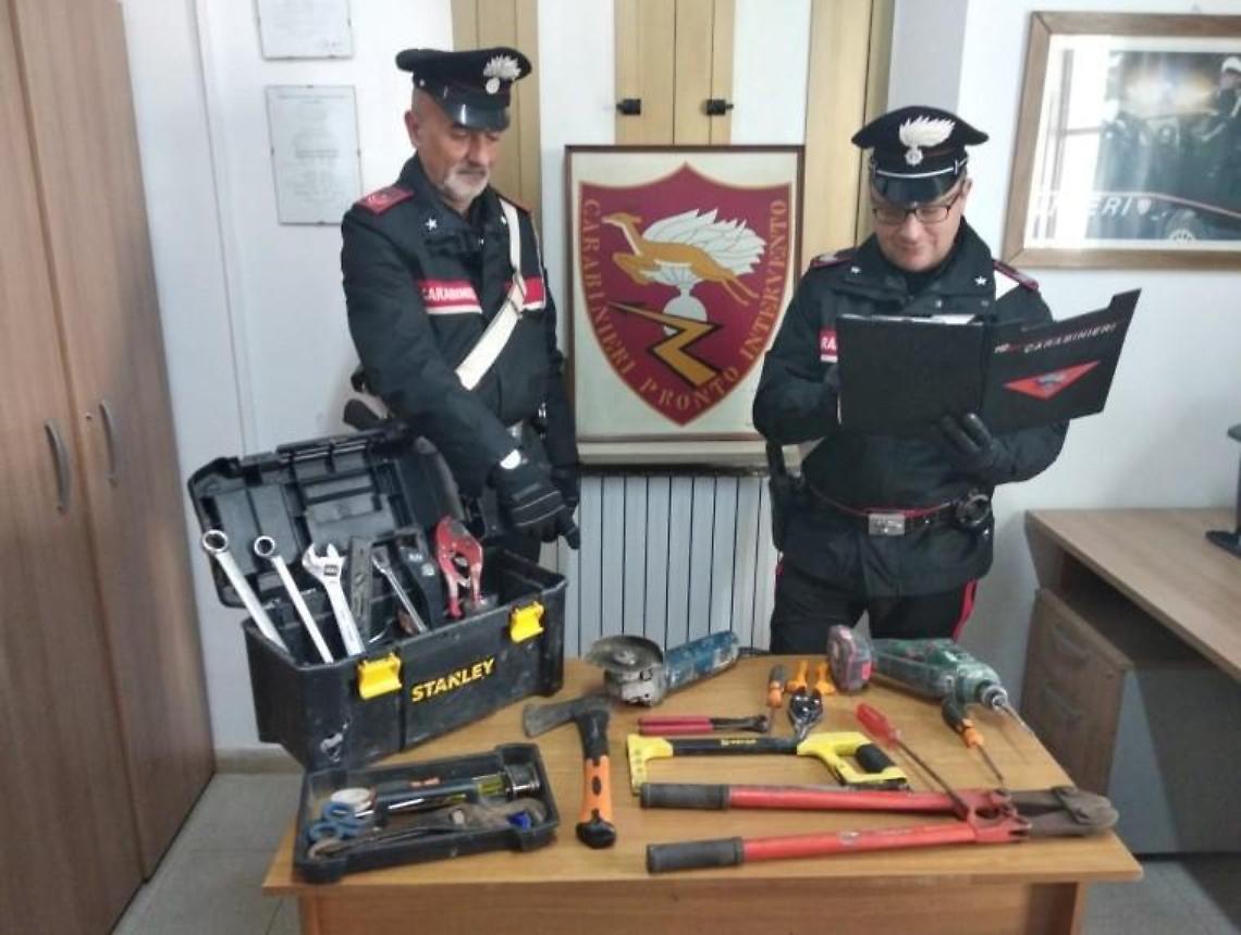 Guidava senza patente e aveva con sé arnesi da scasso: denunciato 26enne
