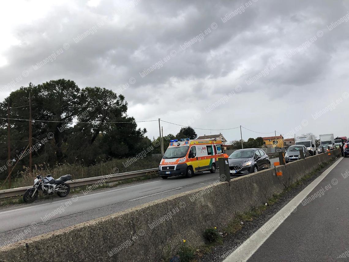 Incidente stradale sulla Pontina, ferito un motociclista