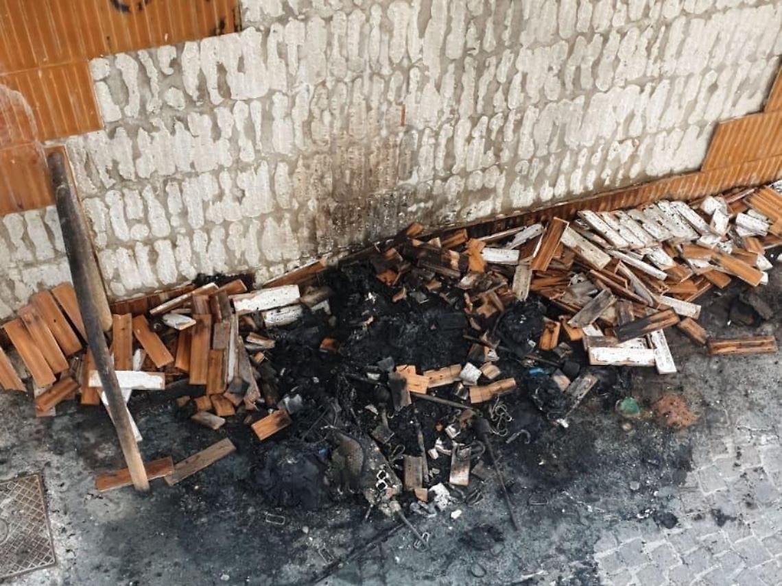 Scempio a Nettuno: rompono i vetri del bus e danno fuoco alle mazze da basebell
