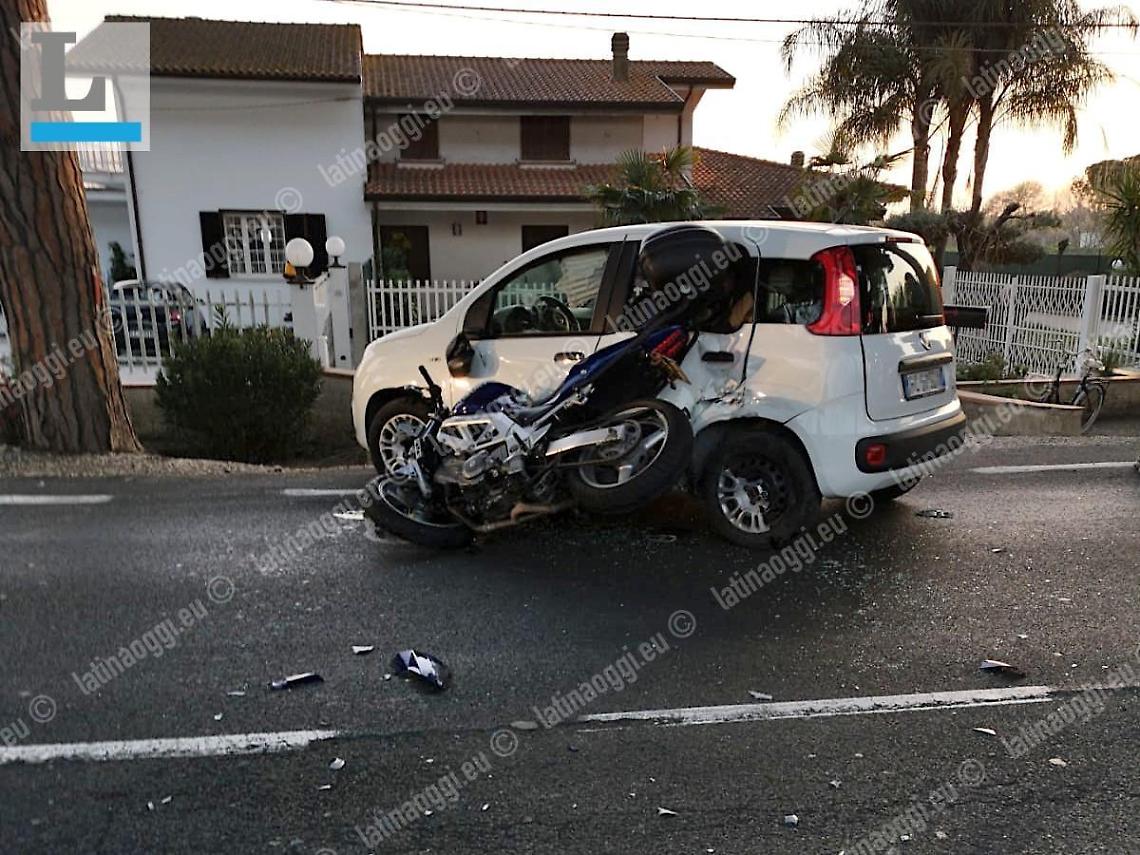 Scontro tra una moto e un'auto sull'Appia, grave un centauro