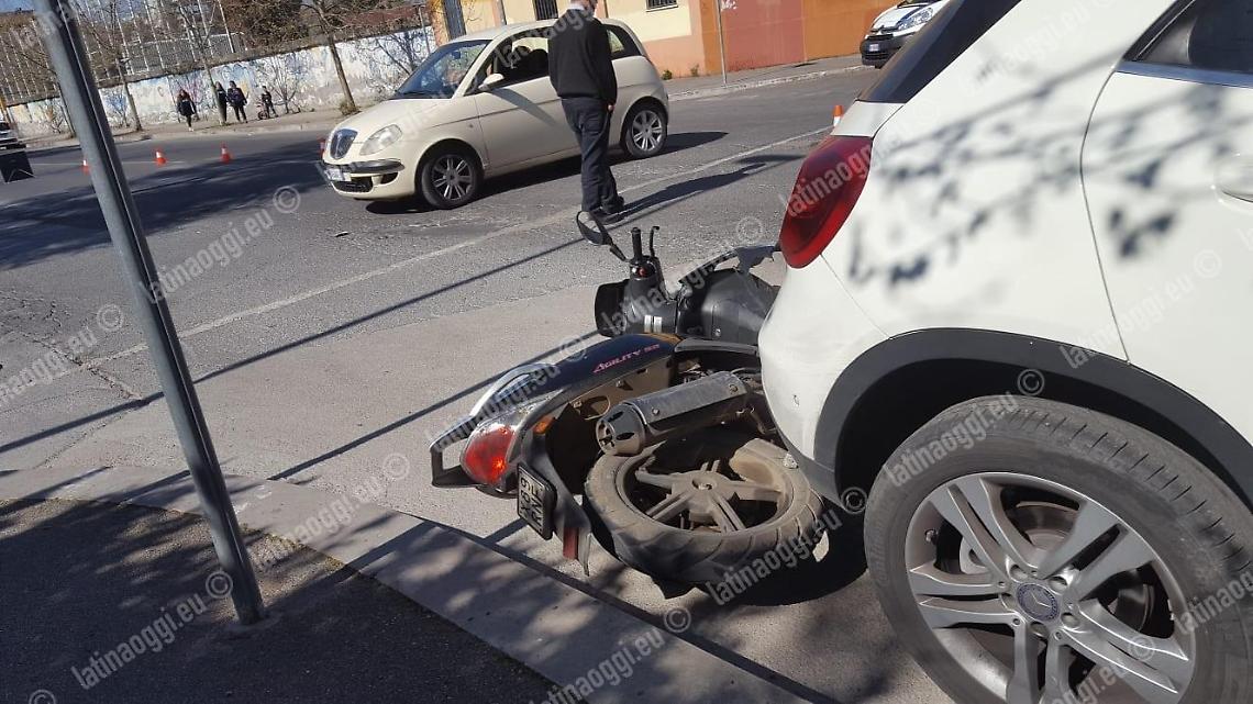 Latina, incidente stradale in centro: ferito uno studente di 15 anni