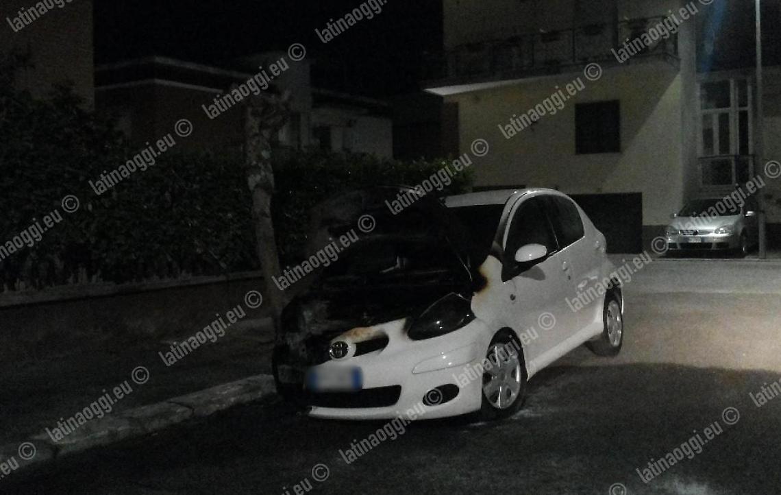 Auto a fuoco nella notte, paura in via Abruzzi