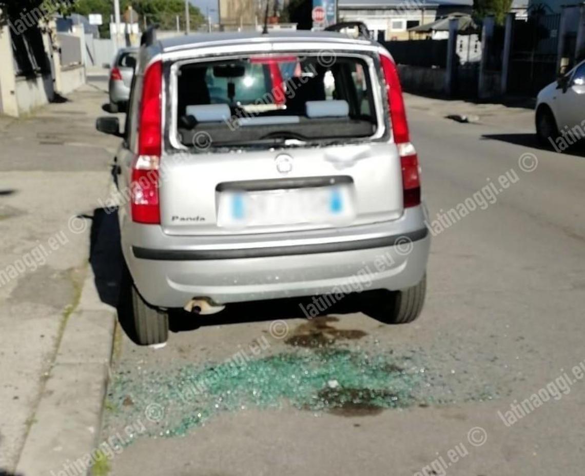 Sbaglia la manovra, centra due auto parcheggiate e poi fugge via