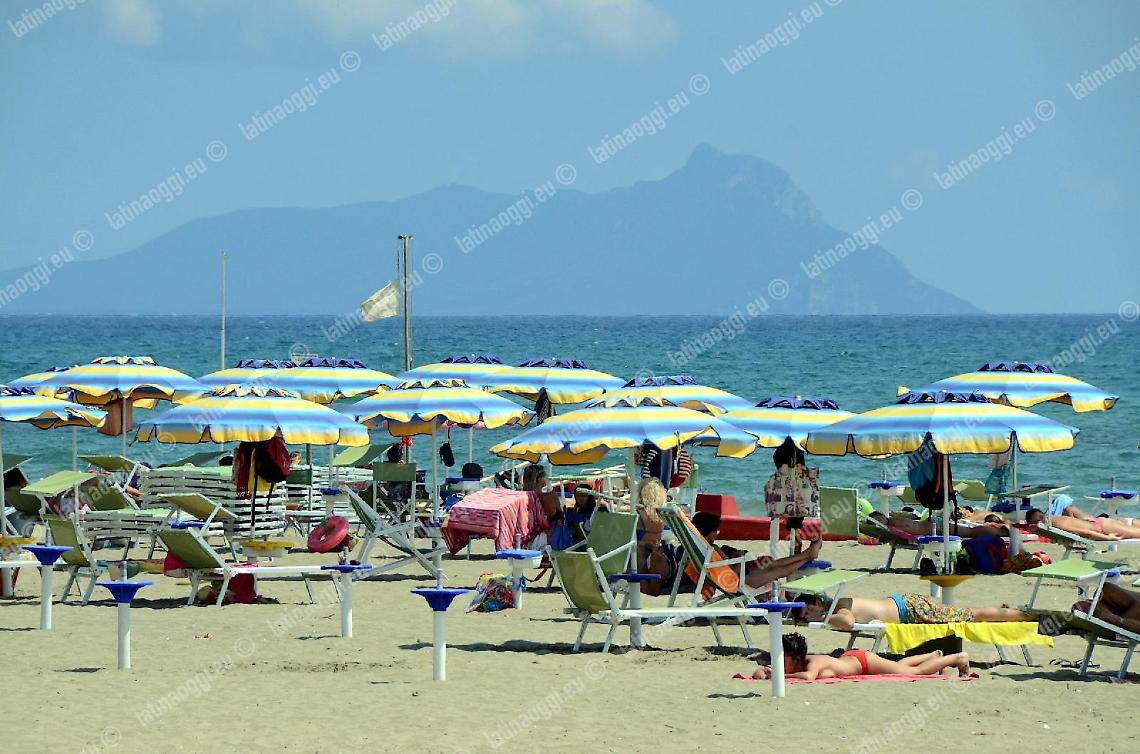 Mare, niente plastica e sigarette vietate sulla spiaggia: la ricetta Lbc