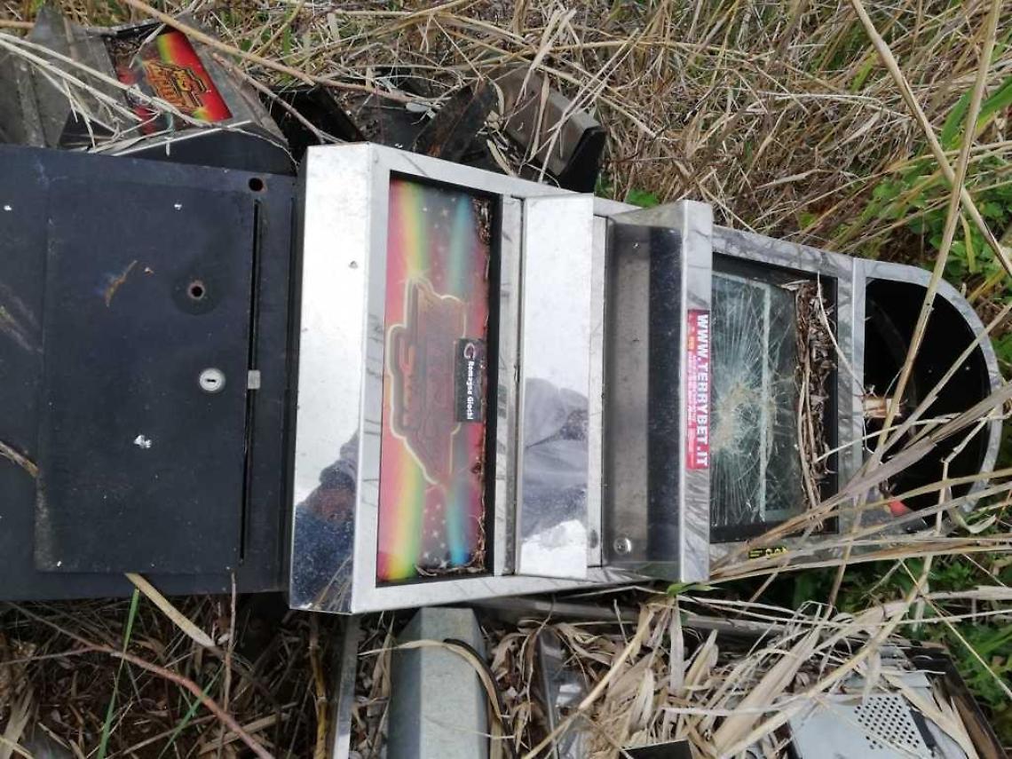 Sezze, nella discarica abusiva spuntano le slot machine rubate