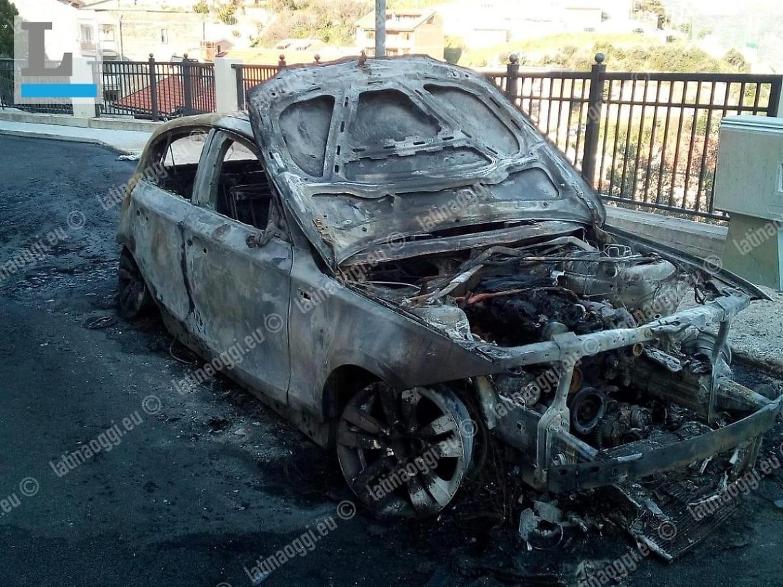 Maenza, incendio in strada: auto distrutta dalle fiamme