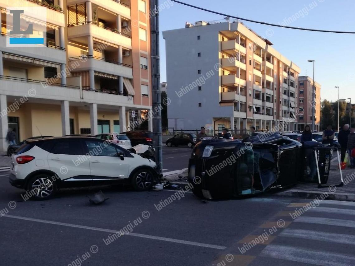 Latina, incidente stradale in piazza Alpi, due feriti: un'auto si capovolge