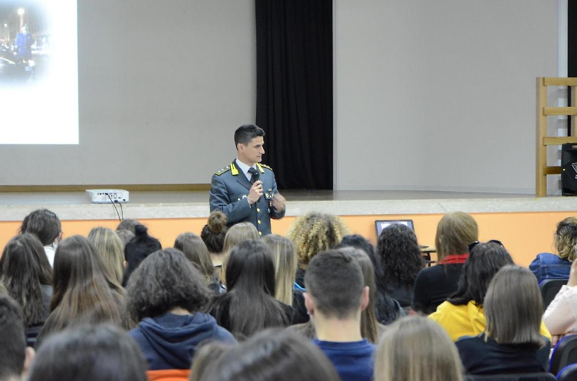 Latina, legalit&agrave; economica: i ragazzi del Manzoni a lezione dalla Finanza