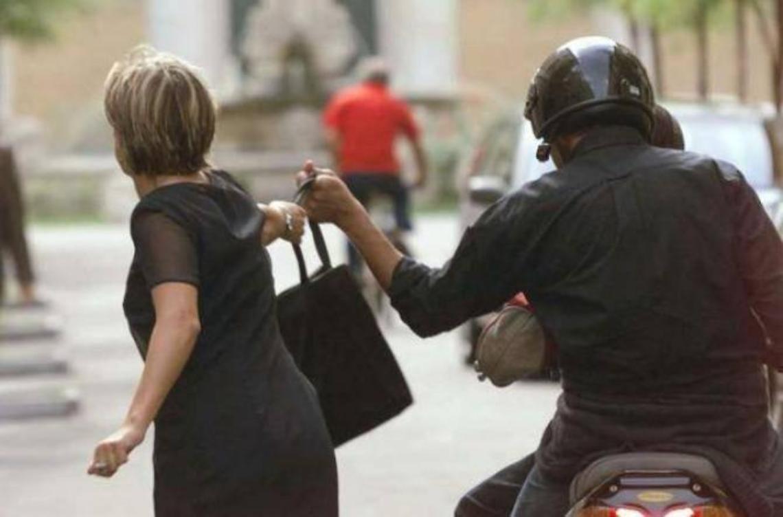 Ruba la borsa a una signora, denunciato per furto un 39enne