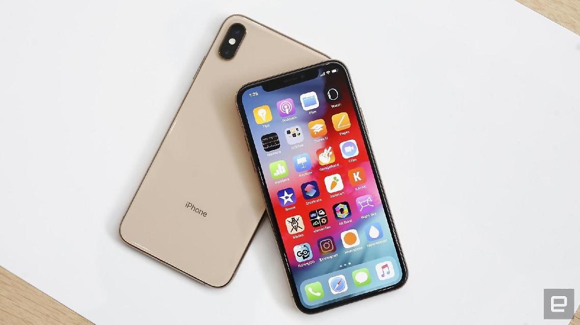 Mette in vendita 2 iPhone Xs su internet, ma l'acquirente compra con soldi falsi