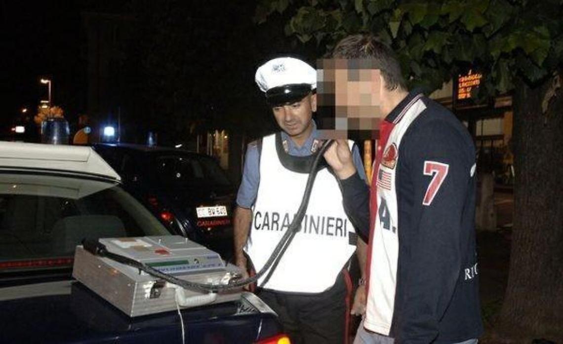 Presta soccorso a un automobilista ubriaco: tamponato da un altro ubriaco