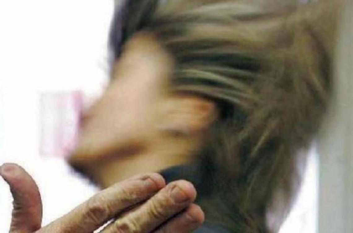 Botte alla moglie e alla figlia di 4 anni: finisce in arresto