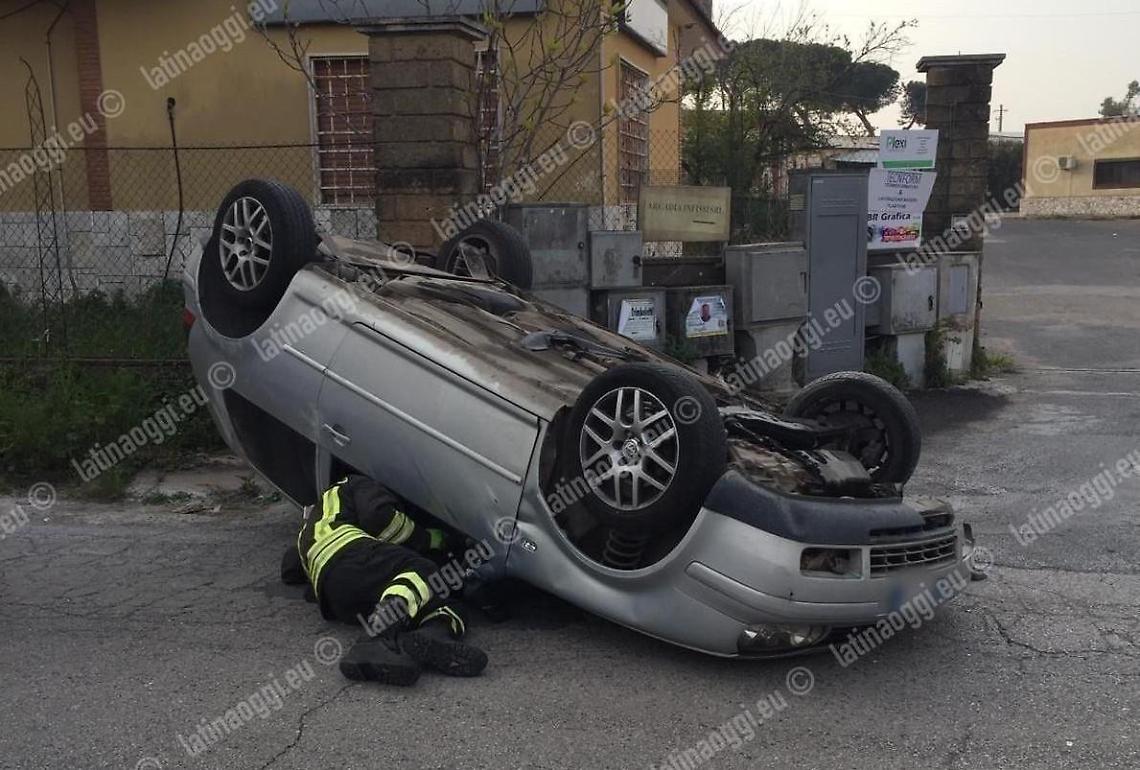 Incidente a Casalazzara, la Golf si ribalta: due feriti