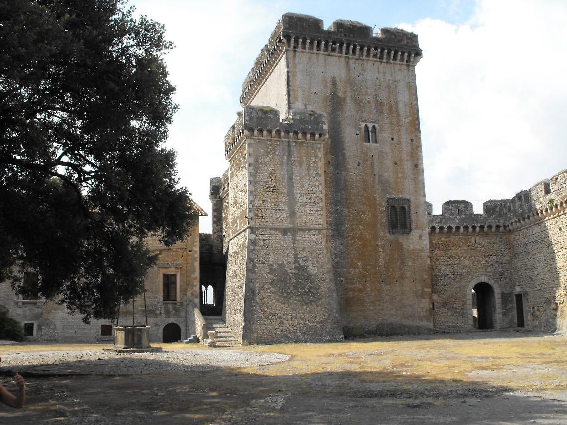Consapevolezza dell'autismo, il Castello di Sermoneta si tinge di blu