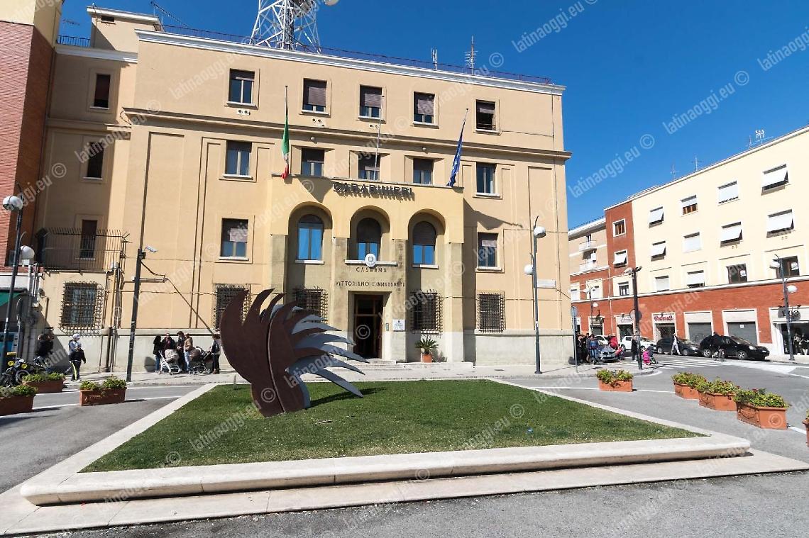 Stalker si presentò in caserma con la droga in tasca, arresti domiciliari