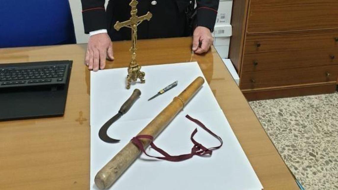 Mazza da baseball, falcetto e un crocefisso di valore nel furgone, denunciato