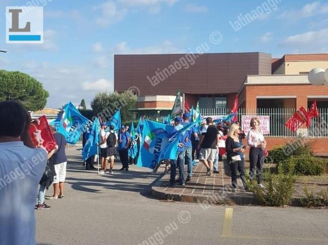 Unicoop, si chiude la vertenza. Uiltucs: "Vittoria a metà per i lavoratori"