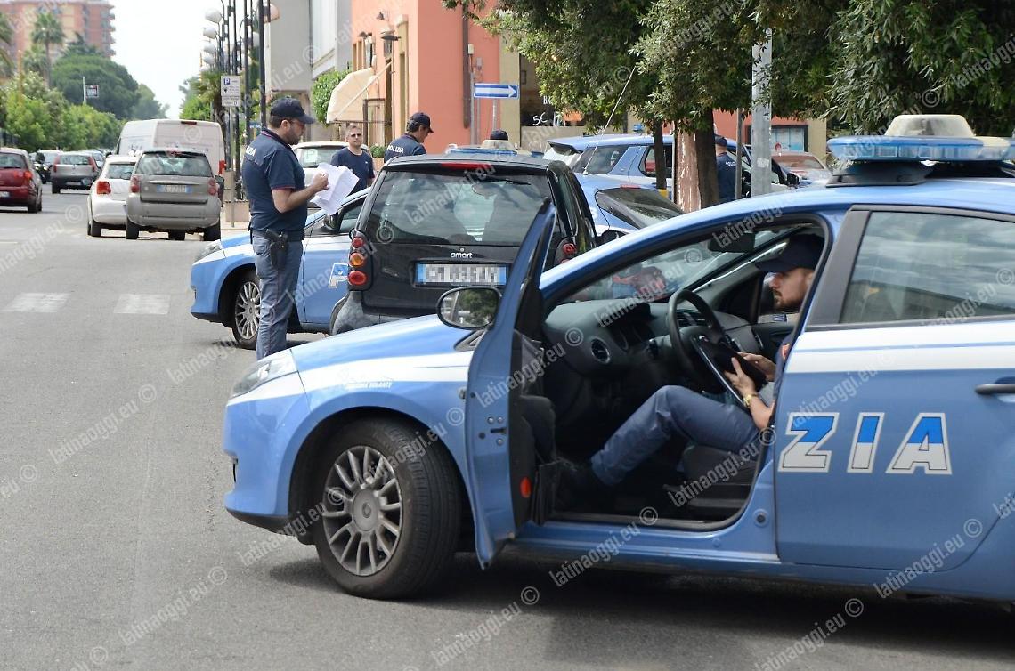 Non si ferma all'alt della polizia e fugge: non aveva la patente. Denunciato