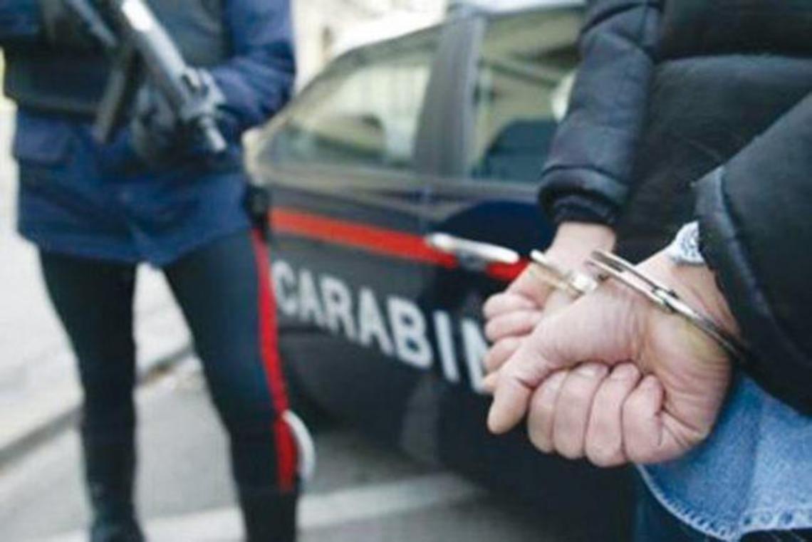 Picchia i genitori per avere soldi e poi li insegue con l'auto, arrestato