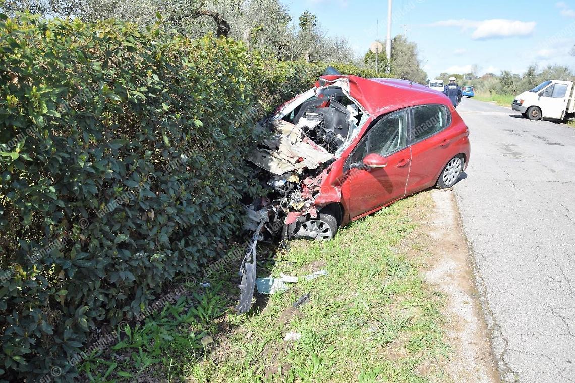 Incidente in via Pantanelle, si schianta contro un furgone e un recinto