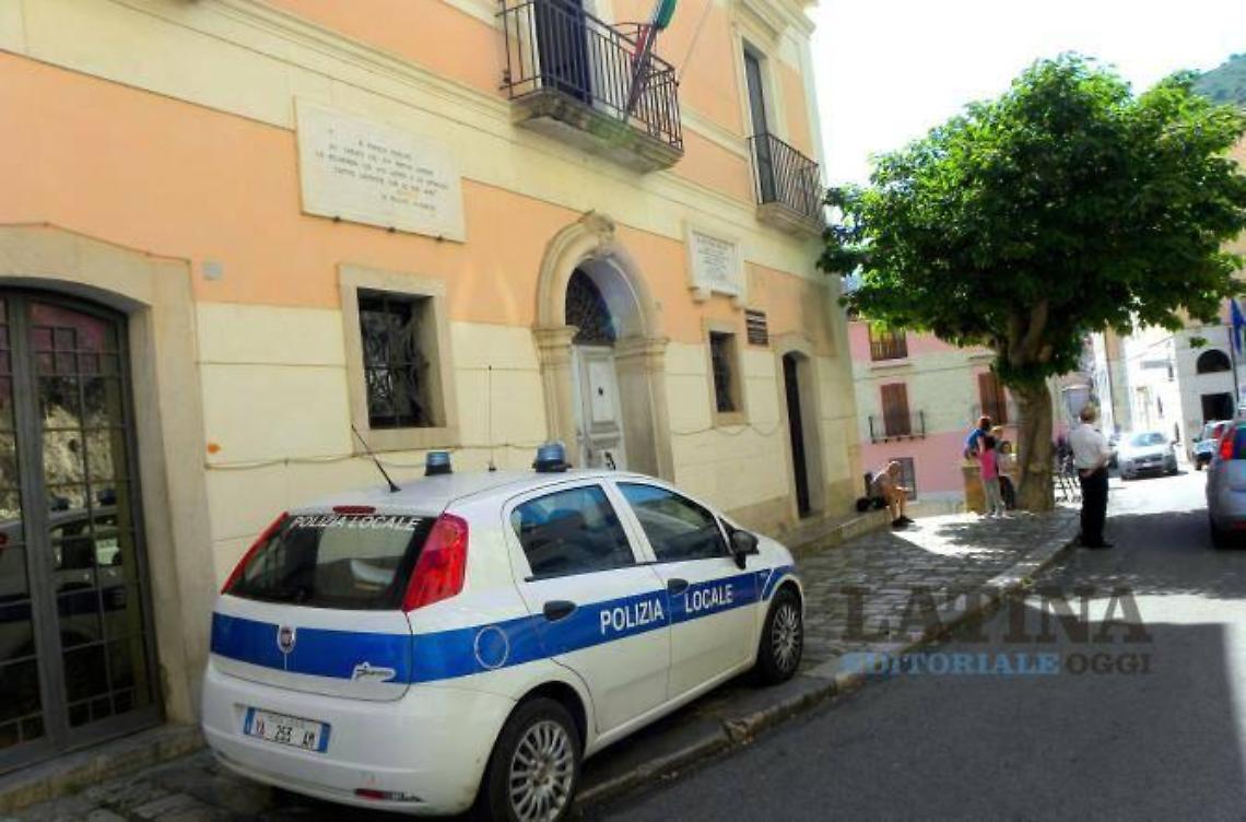 Smaltiva rifiuti in maniera irregolare, scatta la sanzione