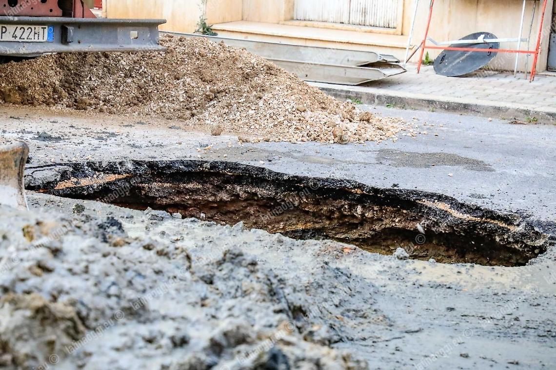 Si apre una voragine  in via Oslavia, strada chiusa al traffico