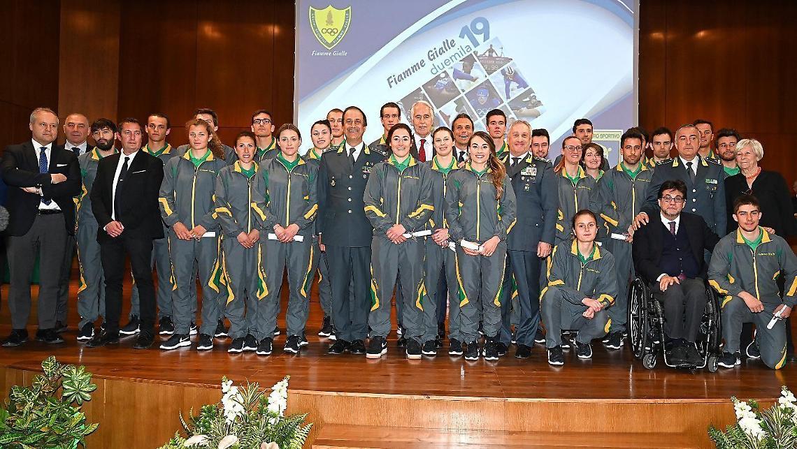 Le Fiamme Gialle premiano gli atleti medagliati del canottaggio